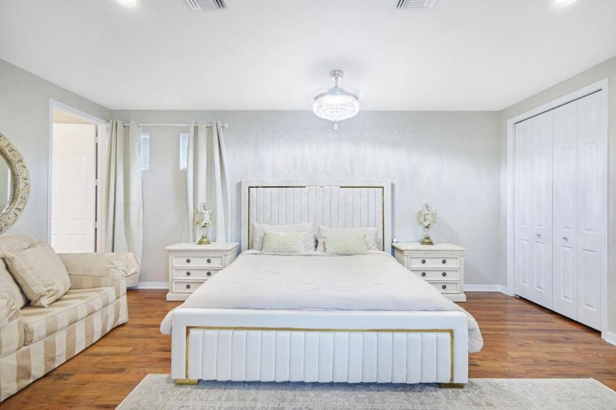 Vacation With Pool. 4 Bedrooms. Sleeps 10