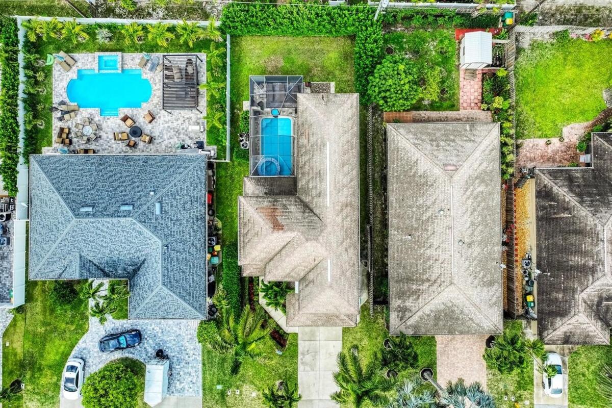 Vacation With Pool. 4 Bedrooms. Sleeps 10 North Naples