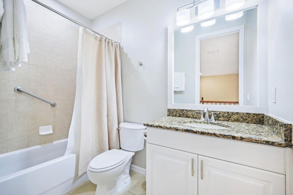 Vacation With Pool. 4 Bedrooms. Sleeps 10 North Naples