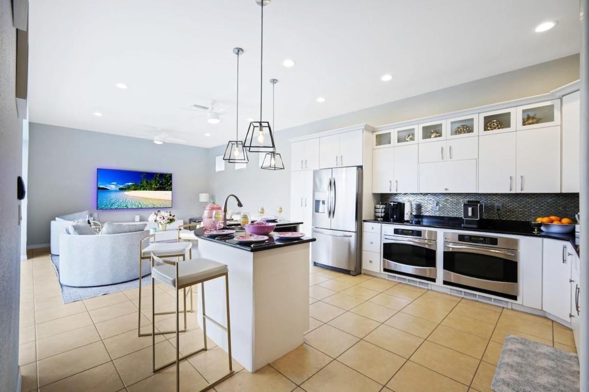Vacation With Pool. 4 Bedrooms. Sleeps 10 North Naples