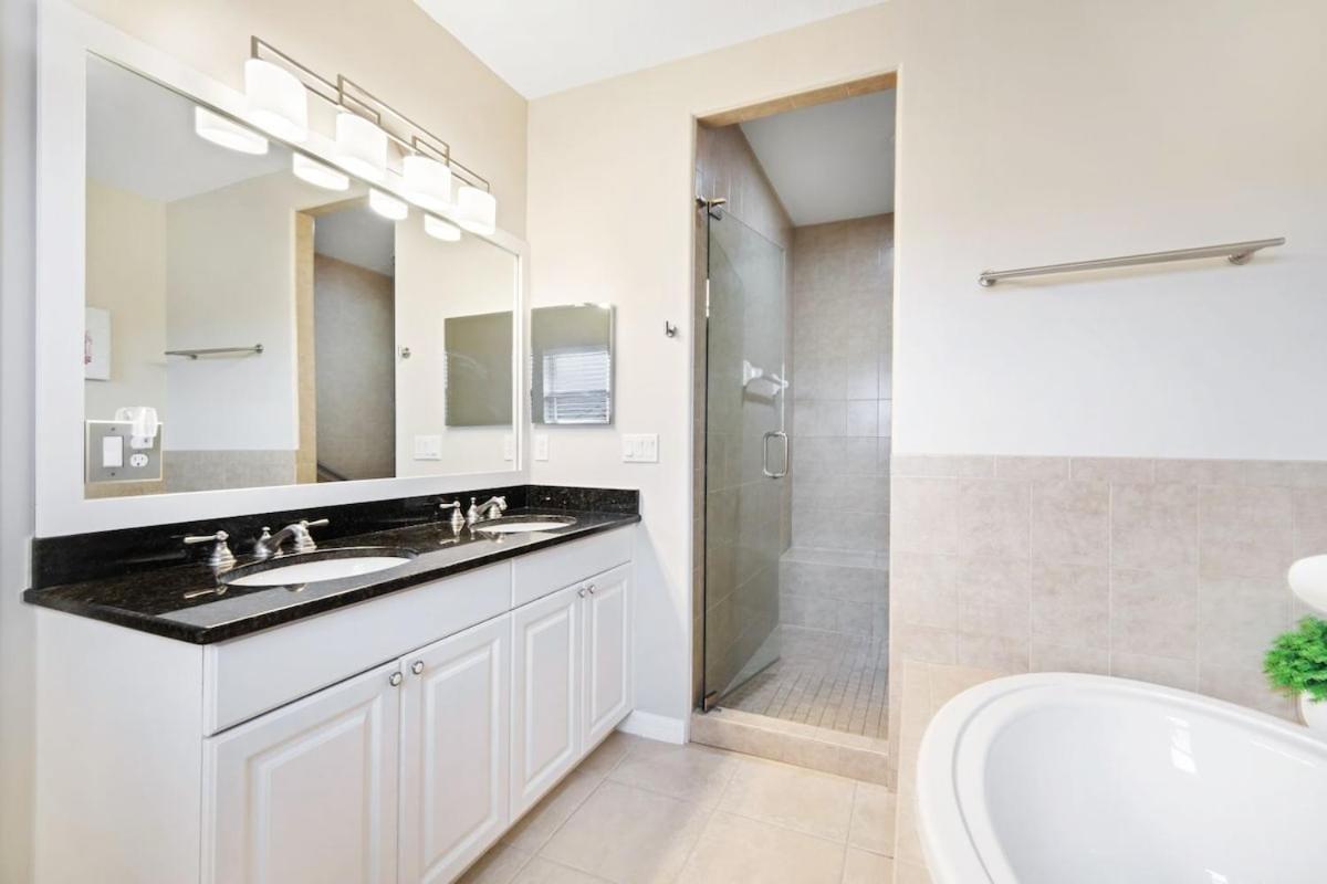 Vacation With Pool. 4 Bedrooms. Sleeps 10 Hébergement de vacances
