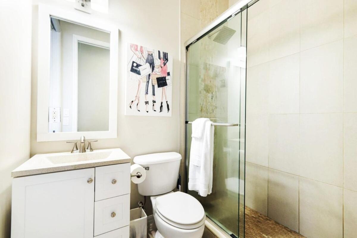Hébergement de vacances Vacation With Pool. 4 Bedrooms. Sleeps 10